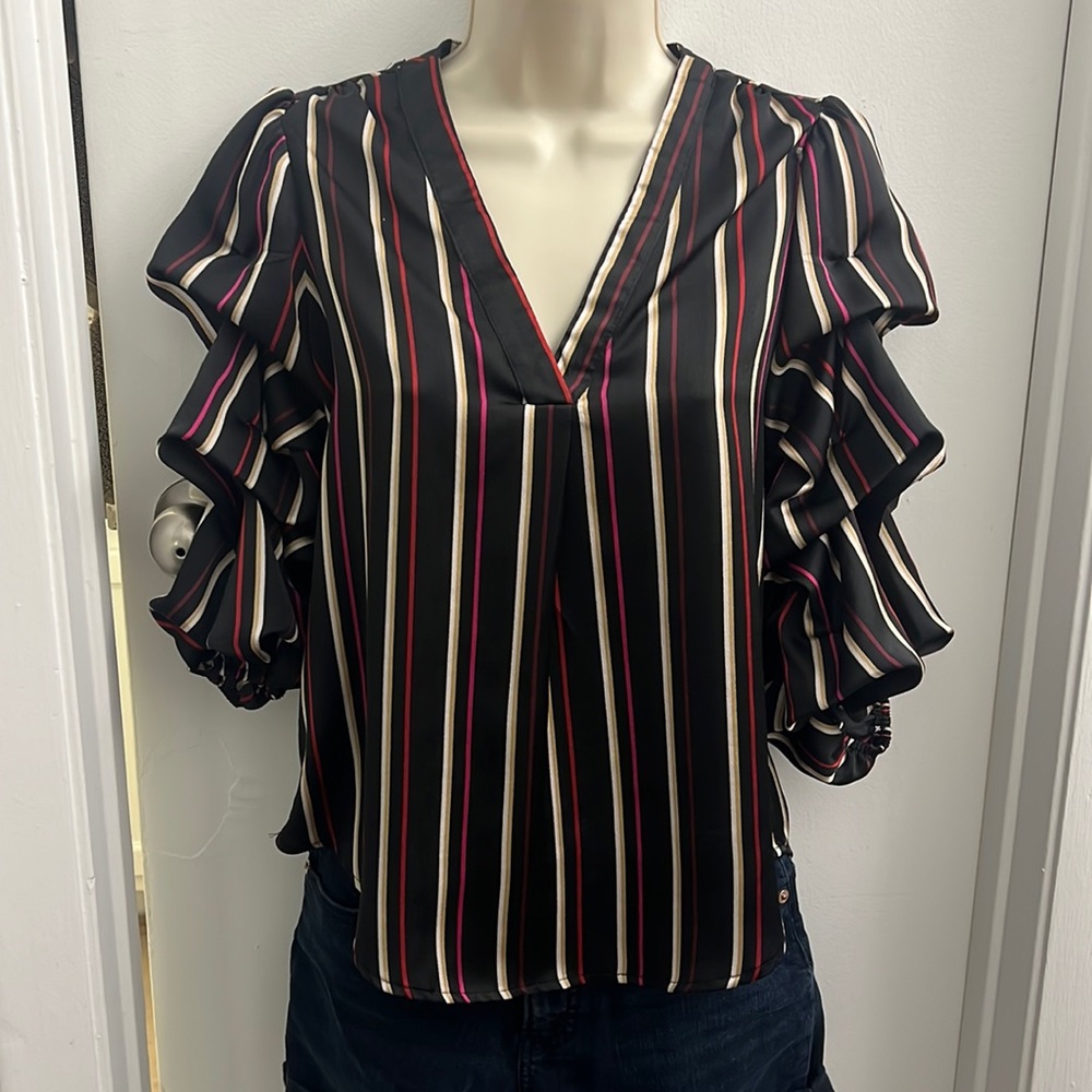 Vince Camuto Blouse 🖤❤️